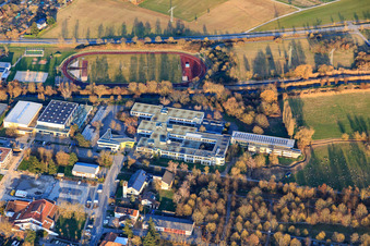 Vue aérienne de Salles de sport et stade du TSG Blankenloch | Club de gymnastique et de sport du centre scolaire Blankenloch, gymnase Thomas Mann Stutensee, lycée Erich Kästner Stutensee à le quartier Blankenloch in Stutensee dans le département Bade-Wurtemberg, Allemagne