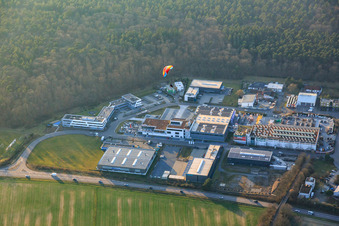 Vue aérienne de Zone industrielle Helmholtzstraße avec Hornung Baushop à le quartier Blankenloch in Stutensee dans le département Bade-Wurtemberg, Allemagne