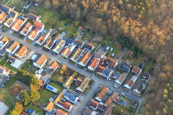 Vue aérienne de Jahnstraße Sudetenstr à le quartier Friedrichstal in Stutensee dans le département Bade-Wurtemberg, Allemagne