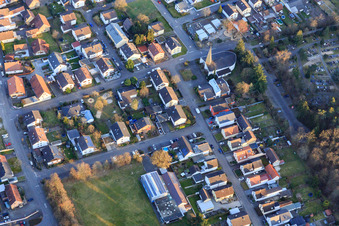 Vue aérienne de Église Sainte-Élisabeth à le quartier Friedrichstal in Stutensee dans le département Bade-Wurtemberg, Allemagne