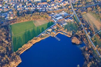 Vue aérienne de Quai à bateaux du lac de carrière Rohrköpfle du Surfclub Linkenheim et du Sailing Club Linkenheim eV à le quartier Linkenheim in Linkenheim-Hochstetten dans le département Bade-Wurtemberg, Allemagne