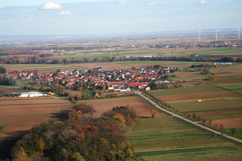 Vue aérienne de Vue du village depuis l'ouest à Freisbach dans le département Rhénanie-Palatinat, Allemagne