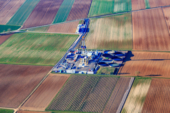 Plateforme de forage du site de forage profond V20 de Vulcan Energy à Schleidberg pour l'extraction d'énergie géothermique et de lithium à Insheim dans le département Rhénanie-Palatinat, Allemagne vue du ciel