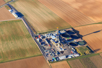 Enregistrement par drone de Plateforme de forage du site de forage profond V20 de Vulcan Energy à Schleidberg pour l'extraction d'énergie géothermique et de lithium à Insheim dans le département Rhénanie-Palatinat, Allemagne