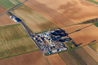 Image drone de Plateforme de forage du site de forage profond V20 de Vulcan Energy à Schleidberg pour l'extraction d'énergie géothermique et de lithium à Insheim dans le département Rhénanie-Palatinat, Allemagne