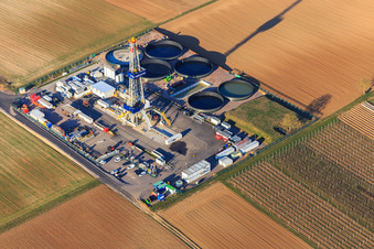 Plateforme de forage du site de forage profond V20 de Vulcan Energy à Schleidberg pour l'extraction d'énergie géothermique et de lithium à Insheim dans le département Rhénanie-Palatinat, Allemagne du point de vue du drone