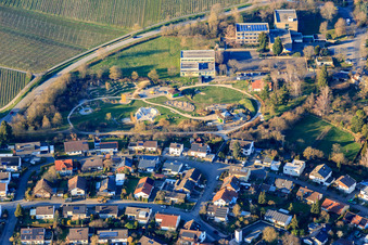 Vue aérienne de Installation Alla-Hopp Ilbesheim à l'école primaire Kleine Kalmit à Ilbesheim bei Landau dans le département Rhénanie-Palatinat, Allemagne