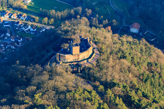 Vue aérienne de Brug Landeck en hiver sans neige le soir depuis l'ouest à Klingenmünster dans le département Rhénanie-Palatinat, Allemagne
