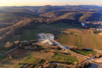 Chantier de construction du portail est du tunnel Astrid pour le passage souterrain et le contournement de Bad Bergzabern entre la B38 (Weinstraße) et la B427 (Kurtalstraße) à Dörrenbach dans le département Rhénanie-Palatinat, Allemagne vue d'en haut
