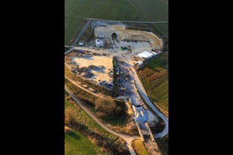 Chantier de construction du portail est du tunnel Astrid pour le passage souterrain et le contournement de Bad Bergzabern entre la B38 (Weinstraße) et la B427 (Kurtalstraße) à Dörrenbach dans le département Rhénanie-Palatinat, Allemagne depuis l'avion