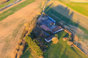 Vue aérienne de Aussiedlerhof près de la B38 à Dörrenbach dans le département Rhénanie-Palatinat, Allemagne