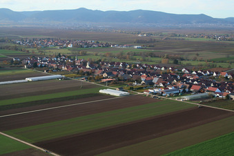 Vue oblique de Vue sur le village à Böbingen dans le département Rhénanie-Palatinat, Allemagne