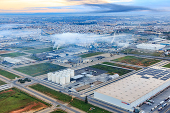 Vue aérienne de Migasa Logistica et producteur d'huile d'olive Oleicola Hojiblanca SA à Dos Hermanas dans le département Séville, Espagne
