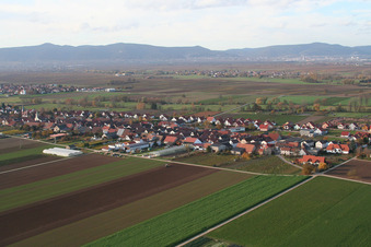 Vue sur le village à Böbingen dans le département Rhénanie-Palatinat, Allemagne d'en haut