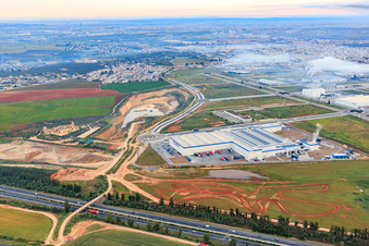 Vue aérienne de Entreprise d'embouteillage d'huile d'olive Ybarra Food Group et Aceites La Masía à Dos Hermanas dans le département Séville, Espagne