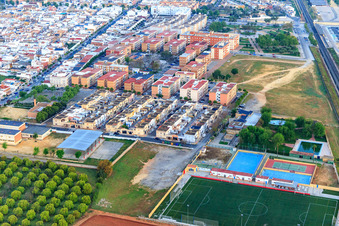 Vue aérienne de Terrain de football, court de tennis et piscine du Campo Municipal UD Dos Hermanas à Dos Hermanas dans le département Séville, Espagne