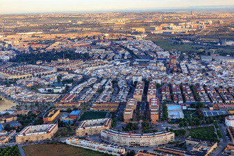 Vue aérienne de Quartier derrière le rond-point derrière C. Parroco Valeriano à Dos Hermanas dans le département Séville, Espagne