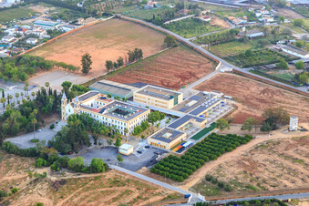 Vue aérienne de Chapelle Capilla de San Hermenegildo à l'école Colegio San Hermegildo à Dos Hermanas dans le département Séville, Espagne