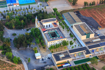 Vue aérienne de Chapelle Capilla de San Hermenegildo à l'école Colegio San Hermegildo à Dos Hermanas dans le département Séville, Espagne