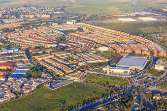 Vue aérienne de Quartier sur C. Leopoldo Alas "Clarín" derrière le point de collecte des ordures Punto Limpio à Dos Hermanas dans le département Séville, Espagne