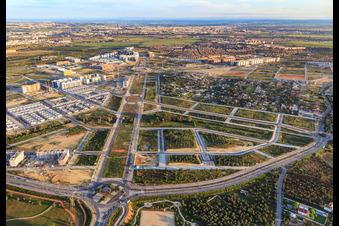 Vue aérienne de Développement de nouvelles zones résidentielles et commerciales le long de l'Av. Rafael Escuredo Rodríguez et le parc Menasalbas à Dos Hermanas dans le département Séville, Espagne