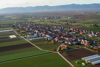 Vue sur le village à Böbingen dans le département Rhénanie-Palatinat, Allemagne hors des airs