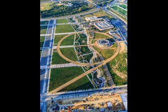 Photographie aérienne de Parc de Recherche et Développement Dehesa de Valme, Ciudad del Conocimiento en face de l'Université Loyola (Campus de Séville) au Parc Lago de la Vida à Dos Hermanas dans le département Séville, Espagne