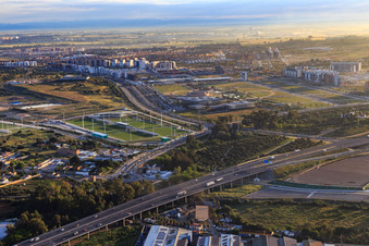 Vue aérienne de Stades sportifs Ciudad Deportiva Rafael Gordillo • Real Betis Balompié et Research et Universidad Loyola (Campus Sevilla) des deux côtés de l'Av. des universités à Dos Hermanas dans le département Séville, Espagne