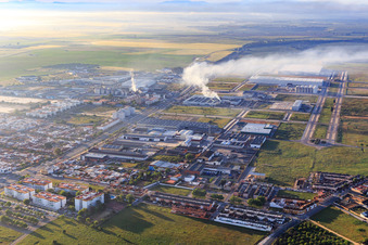 Vue aérienne de Zone industrielle partiellement développée au sud-ouest avec Polígono Aceitunero à Dos Hermanas dans le département Séville, Espagne