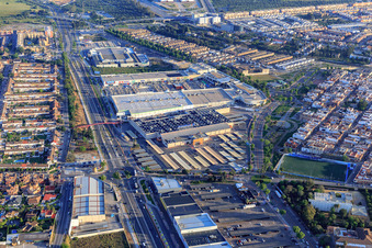 Vue aérienne de Supermarchés Carrefour, WAY Dos Hermanas et KiK sur l'avenue 4 de Diciembre à Dos Hermanas dans le département Séville, Espagne