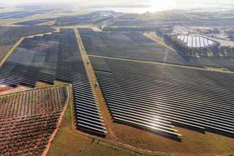 Vue aérienne de Immense centrale solaire photovoltaïque PFV DON RODRIGO à l'usine d'incinération des déchets à Alcalá de Guadaíra dans le département Séville, Espagne