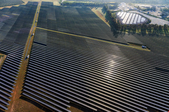 Vue aérienne de Immense centrale solaire photovoltaïque PFV DON RODRIGO à l'usine d'incinération des déchets à Alcalá de Guadaíra dans le département Séville, Espagne