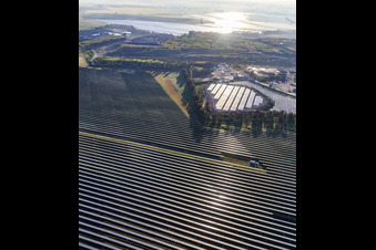 Photographie aérienne de Immense centrale solaire photovoltaïque PFV DON RODRIGO à l'usine d'incinération des déchets à Alcalá de Guadaíra dans le département Séville, Espagne