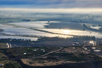 Vue oblique de Immense centrale solaire photovoltaïque PFV DON RODRIGO à l'usine d'incinération des déchets à Alcalá de Guadaíra dans le département Séville, Espagne