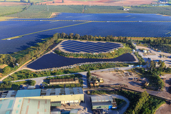 Vue aérienne de Immense centrale solaire photovoltaïque PFV DON RODRIGO sur le site d'enfouissement CIT Montemarta à Alcalá de Guadaíra dans le département Séville, Espagne