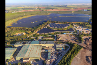 Vue aérienne de Immense centrale solaire photovoltaïque PFV DON RODRIGO sur le site d'enfouissement CIT Montemarta à Alcalá de Guadaíra dans le département Séville, Espagne