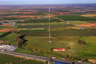 Vue aérienne de Tour de transmission radio Centro Emisor RNE AM à Dos Hermanas dans le département Séville, Espagne