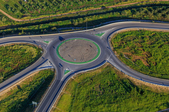Vue aérienne de Rond-point à la sortie de l'autoroute A4 Autovia del Sur à Dos Hermanas dans le département Séville, Espagne