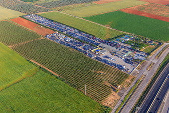 Vue aérienne de Des rangées de vieux véhicules empilés à la casse Desguace Siglo 21 à Dos Hermanas dans le département Séville, Espagne