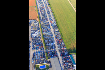 Vue oblique de Des rangées de vieux véhicules empilés à la casse Desguace Siglo 21 à Dos Hermanas dans le département Séville, Espagne