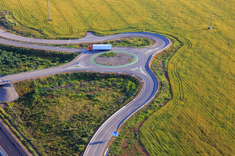 Vue aérienne de Rond-point vers une sortie de l'autoroute A-4 Autovia del Sur à Dos Hermanas dans le département Séville, Espagne