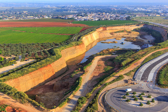 Vue aérienne de Carrière de gravier et de sable à Dos Hermanas dans le département Séville, Espagne