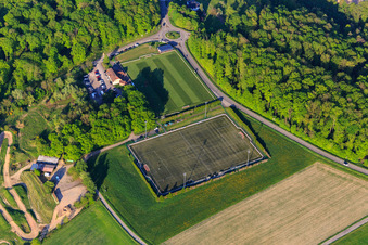 Vue aérienne de Stade de l'AS Montbronn à Rahling dans le département Moselle, France