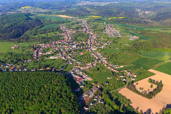 Vue aérienne de Vue de la ville le soir depuis le sud-ouest à Montbronn dans le département Moselle, France