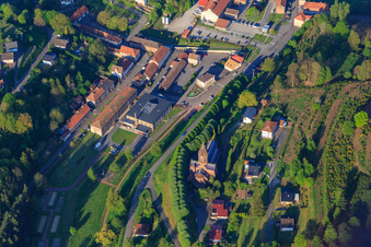 Vue aérienne de Bureau de poste et mairie au centre du village à Saint-Louis-lès-Bitche dans le département Moselle, France