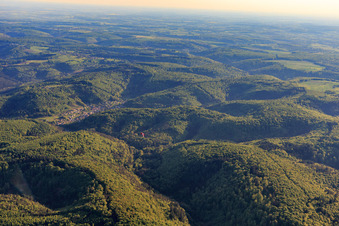 Vue aérienne de Vue du village du district d'Althhordn à Judenthal dans les Vosges du Nord depuis le nord à Goetzenbruck dans le département Moselle, France