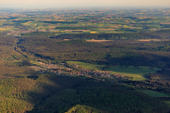 Vue aérienne de Vue du village des Vosges du Nord depuis le nord à Wimmenau dans le département Bas Rhin, France
