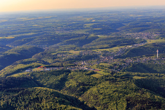Vue aérienne de Vue du village des Vosges du Nord depuis le sud à Goetzenbruck dans le département Moselle, France