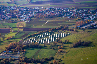 Vue aérienne de Centrale solaire et systèmes photovoltaïques sur la piste et la voie de circulation de l'aérodrome dans le district de Lachen-Speyerdorf à le quartier Speyerdorf in Neustadt an der Weinstraße dans le département Rhénanie-Palatinat, Allemagne