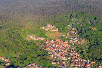 Vue aérienne de Vue du village des Vosges du Nord depuis l'ouest en contrebas du Château de Lichtenberg à Lichtenberg dans le département Bas Rhin, France